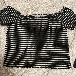 Off-shoulder or half on shoulder crop top!